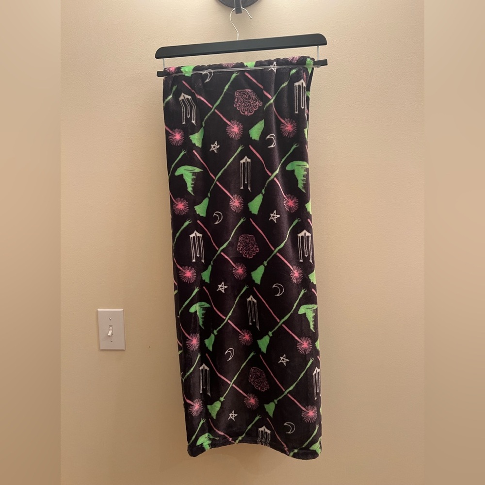 Wicked Musical Soft Plush Throw Blanket – 50” x 70” – Super Soft - Picture 2 of 7